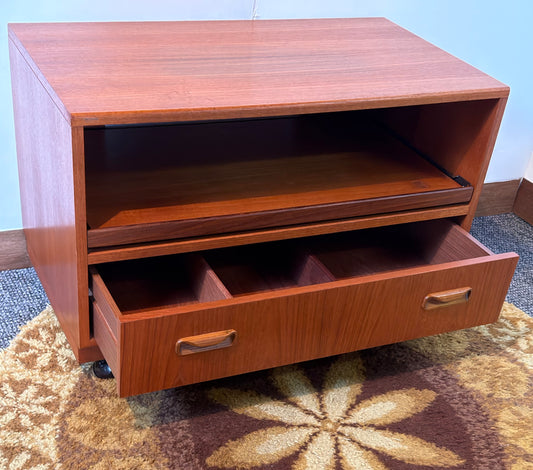 G plan media unit. Mid century. On castors.